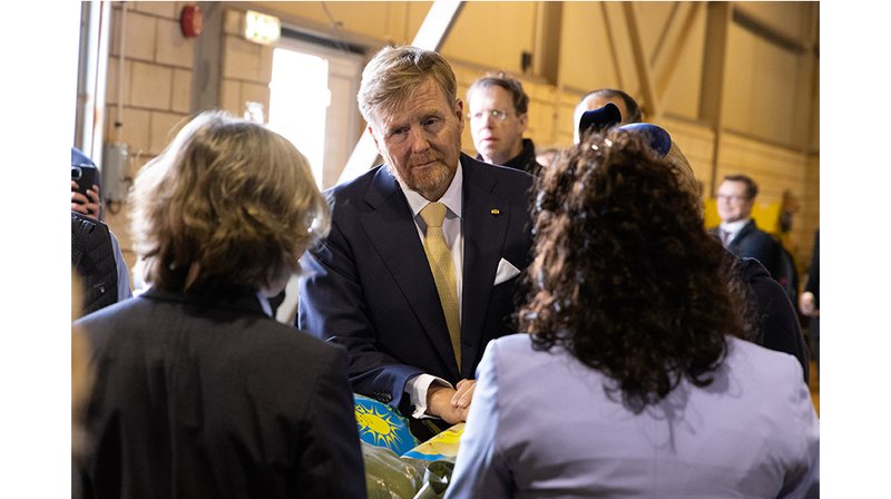 King of Netherlands at potato plant